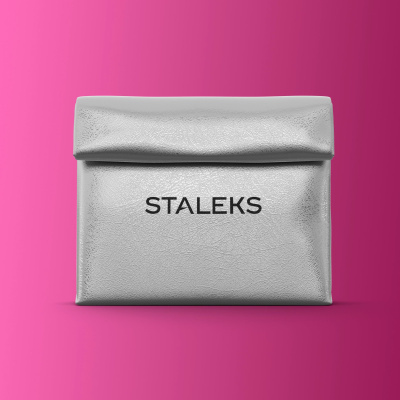 Bolsa cinzenta com textura de pele e texto STAILEKS em fundo rosa.