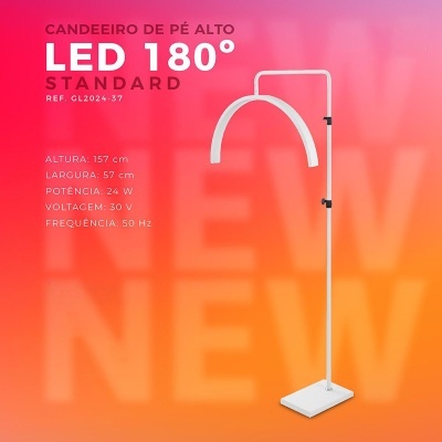 Candeeiro de pé alto branco com luz LED em fundo rosa e laranja