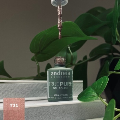 Frasco verniz gel verde com tampa aberta e pincel suspenso, folhas verdes ao fundo