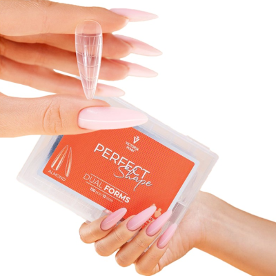 Conjunto de unhas postiças amendoada da Victory com etiqueta laranja e unhas rosa claras aplicadas nas mãos