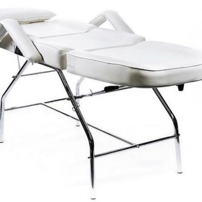 Cama de massagem branca com estrutura metálica e apoio ajustável