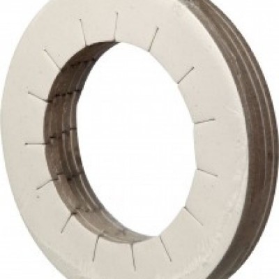 Bobina circular de material isolante branco com pinos metálicos.