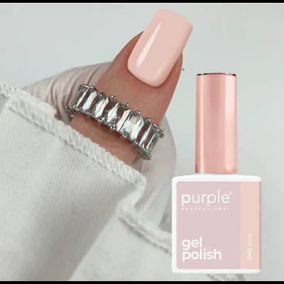 Frasco de verniz gel cor de rosa claro e mão com anel prateado e unhas cor de rosa claro