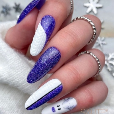 Unhas artificiais roxas e brancas com padrão de malha e desenho de fantasma
