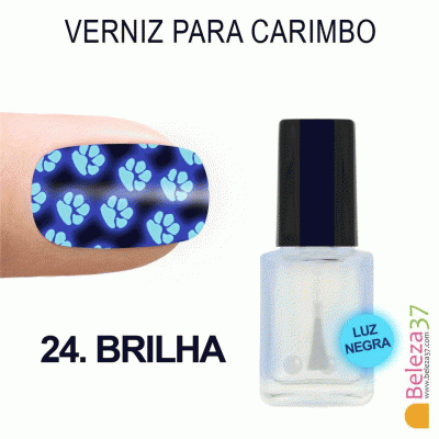 Verniz para carimbo no frasco com tampa preta e unhas decoradas com padrão azul brilhante sob luz negra