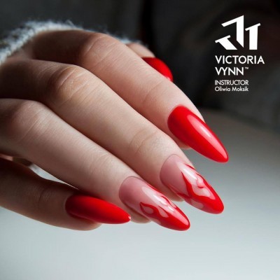 Unhas compridas com verniz vermelho e desenho flamejante vermelho transparente