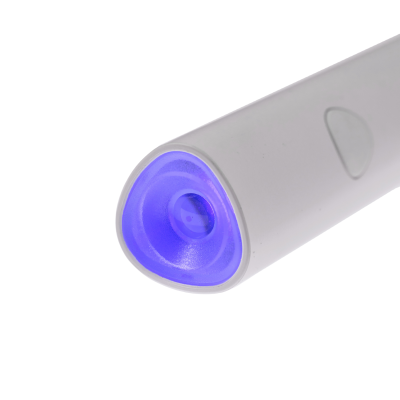 Dispositivo eletrónico branco com luz azul na extremidade e botão triangular.