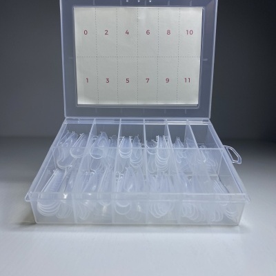 Caixa de plástico transparente com amostras de unhas postiças numeradas