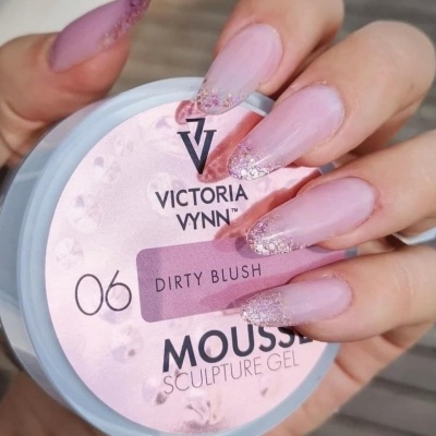 Unhas compridas rosa claro com brilho segurando gel de escultura Victoria Vynn - Dirty Blush.
