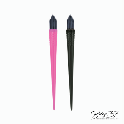 Dois dispositivos de beleza rosa e preto com cerdas finas agrupadas