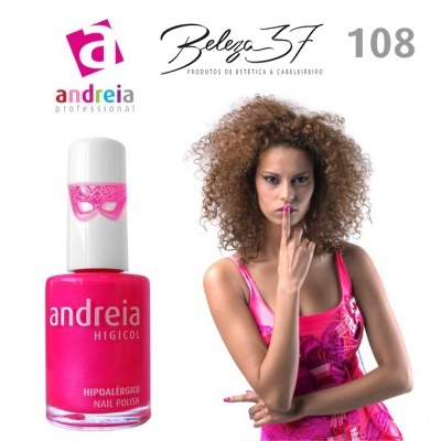 Verniz de unhas rosa andreia ao lado de mulher com vestido rosa e cabelo encaracolado