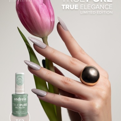 Mão com unhas pintadas segurando tulipa cor-de-rosa e frasco de verniz de gel