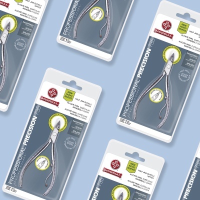 Embalagens de alicates para cutículas da marca Mundial em fundo azul claro