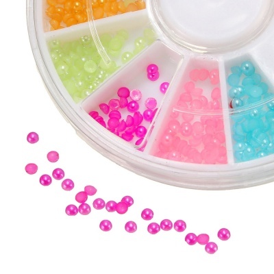 Recipiente redondo com pérolas coloridas de plástico para artesanato