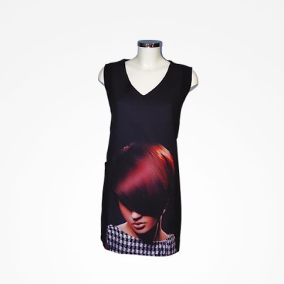 Vestido preto com estampa fotográfica de mulher na parte inferior frontal