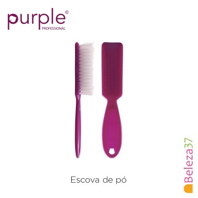 Escova de pó roxa com cerdas brancas da Purple Professional em fundo branco