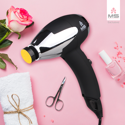 Secador de cabelo preto e prateado MS Professional com acessórios de beleza sobre fundo rosa