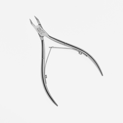 Alicate de cutículas em metal prateado com mola e marca Saute Nails