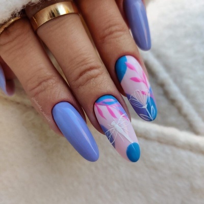 Unhas artificiais almendrada com verniz lilás brilhante e decoração em azul, rosa e branco