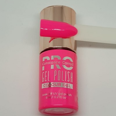 Esmalte gel rosa fluorescente Constance Carroll com amostra da cor numa unha artificial