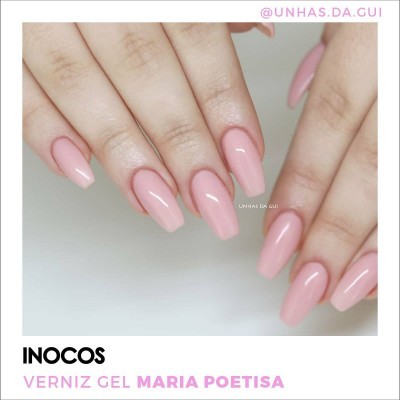 Unhas com verniz gel rosa Maria Poetisa da marca INOCOS em fundo branco