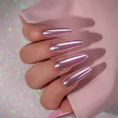 Unhas compridas rosa perolado com fundo brilhante e tecido rosa claro