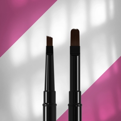 Dois pincéis de maquiagem com cabo preto e cerdas castanhas sobre fundo branco e rosa