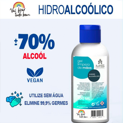 Frasco de gel hidroalcoólico com rótulo azul e branco e texto promocional ao fundo