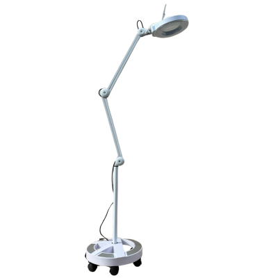 Lâmpada de pé branca articulada com lente grande e base circular com rodízios