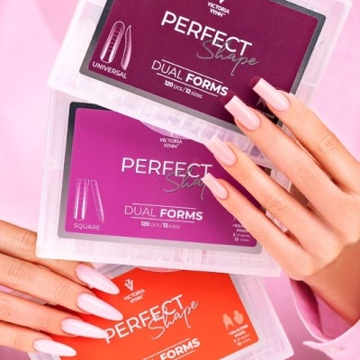 Caixas de formas para unhas Victoria Vynn PERFECT Shape em várias cores seguradas por mãos com unhas rosas