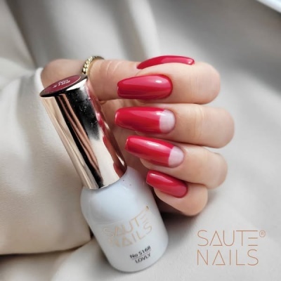Frasco de verniz SAUTE NAILS com unhas vermelhas e design meia-lua