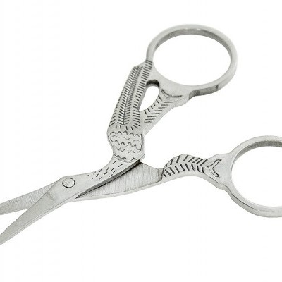 Tesoura pequena de metal prateado em forma de pássaro com detalhes gravados