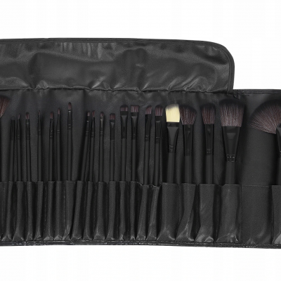 Estojo preto com 24 pincéis de maquilhagem alinhados