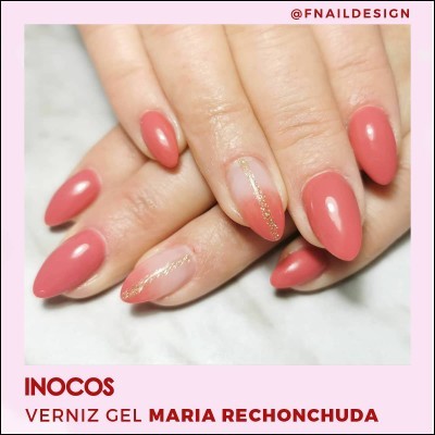 Unhas com verniz gel rosa velho e decoração dourada
