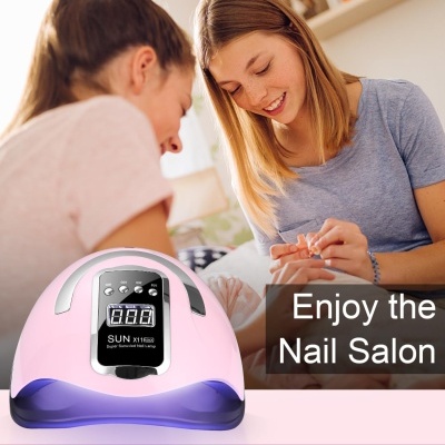 Dispositivo de manicure rosa com visor digital e duas mulheres a fazer manicure