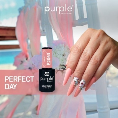 Mão com unhas rosa pastel e decoração floral ao lado de verniz Purple Professional P2063 com texto PERFECT DAY.