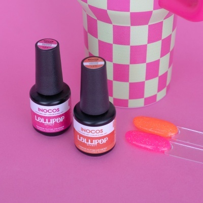 Frascos de verniz de unhas INOCOS LOLLIPOP rosa e laranja com copo xadrez e amostras de cor