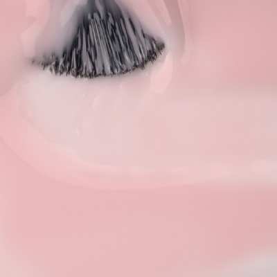 Pincel a aplicar verniz de unha rosa com pincel preto