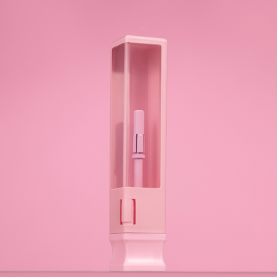 Dispenser rosa com batom dentro sobre superfície rosa com fundo rosa e texto SAUTE NAILS dourado