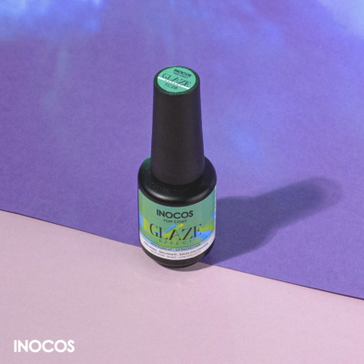 Frasco de verniz de unhas INOCOS GLAZE EFFECT sobre fundo roxo e lilás