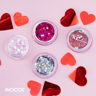 Recipientes com glitter em forma de coração e corações de papel