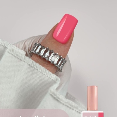 Unha com esmalte gel rosa vibrante e anel prateado com pedras retangulares