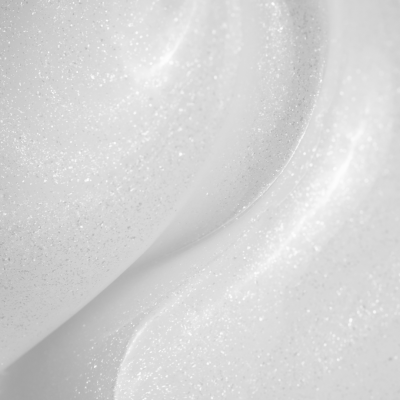 Close-up de gel branco brilhante com partículas prateadas e texto 'SAUTE NAILS'
