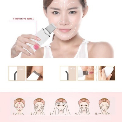 Dispositivo facial branco com metal condutor usado por mulher e instruções de uso em fundo branco e rosa