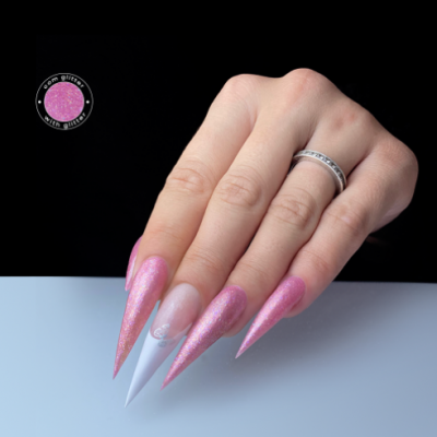 Unhas artificiais longas pontiagudas rosa e branco com anel prateado