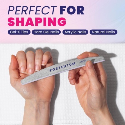 Mãos segurando lima de unhas PORTENTUM com texto de background