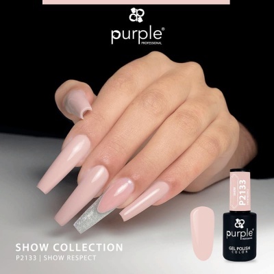 Mão com unhas longas nude claro e verniz gel purple Professional P2133