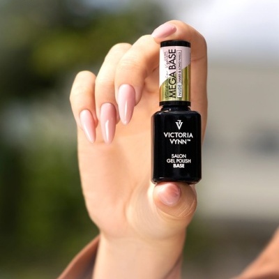 Mão a segurar verniz em gel preto VICTORIA VYNN MEGA BASE 15 ml