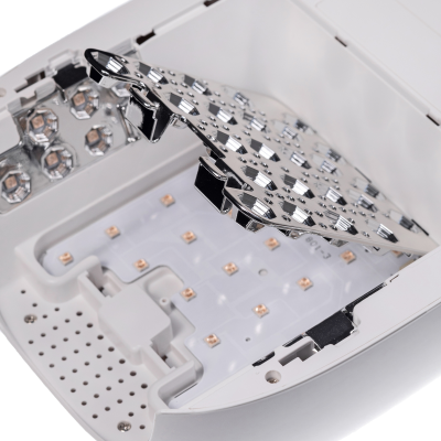 Dispositivo eletrónico branco com placa metálica prateada e chips dourados expostos