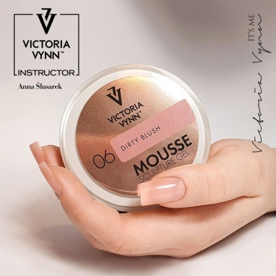 Frasco de mousse para unhas VICTORIA VYNN cor Dirty Blush na mão